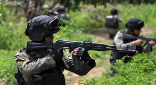 Lực lượng chống khủng bố Indonesia trong đợt truy quét nghi phạm khủng bố tại Poso, Trung Sulawesi hôm 20/8. Ảnh: Tempo.