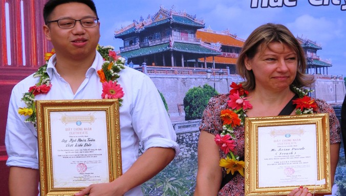 Trao thưởng cho hai du khách may mắn trong “Tuần lễ vàng du lịch tại khu di sản Huế” vào sáng 26/12.