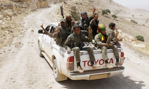 Thành viên Các đơn vị Bảo vệ người Kurd (YPG), một nhóm nổi dậy thuộc liên minh Các lực lượng Dân chủ Syria (SDF). Ảnh: AP.