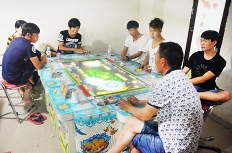 Khách Tàu chơi game trực tuyến, họ đang đặt cược tiền tại một tụ điểm cờ bạc ở Mong La.