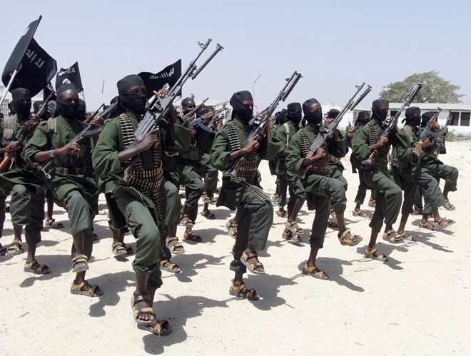 Chiến binh của nhóm khủng bố al-Shabab tập luyện trong một doanh trại ở Somalia năm 2011. Ảnh: AP.