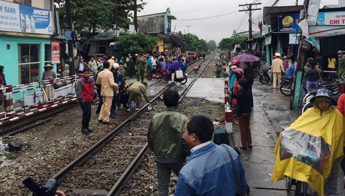 Lực lượng công an tiến hành khám nghiệm hiện trường, điều tra nguyên nhân tai nạn.