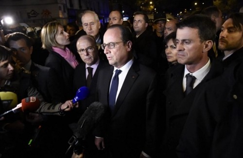 Tổng thống Pháp Hollande trả lời phóng viên sau khi vụ khủng bố Paris diễn ra. Ảnh: AFP.