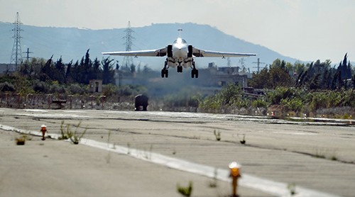 Máy bay ném bom Su-24 của Nga tại căn cứ không quân Hemeimeem ở Syria. Ảnh: Sputnik.