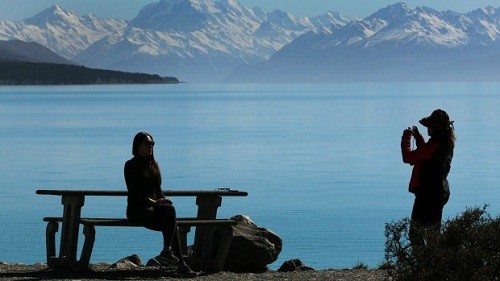 Du khách dừng xe để chụp ảnh tại một điểm ngắm cảnh của hồ Pukaki. Ảnh: Fairfax New Zealand.