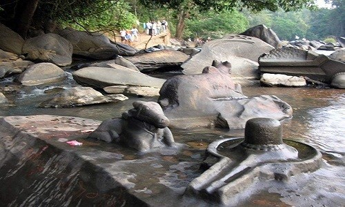 Hàng nghìn tượng đá Linga, Yoni và Nandi xuất hiện trên sông Shalmala, Ấn Độ, khi nước rút. Ảnh: Unique.creator.
