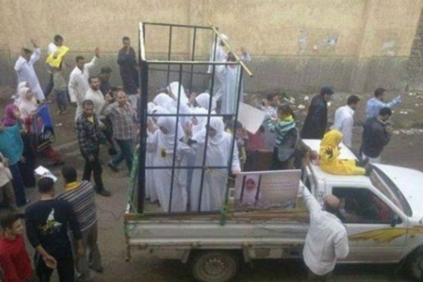 Nhiều phụ nữ áo trắng bị IS bắt làm nô lệ (Ảnh: Mirror)