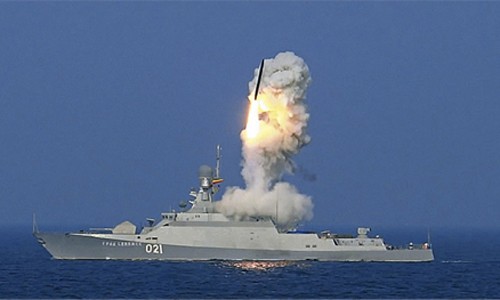 Tàu chiến Nga bắn thử tên lửa hành trình Calibr trên biển Caspian. Ảnh: Plymouth.