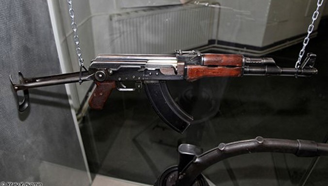  Các khẩu súng trường AK huyền thoại tại bảo tàng hầu hết được đặt trong tủ kính, bảo quản kĩ càng như những hiện vật vô giá của Liên Xô hùng mạnh. Ảnh: Mẫu súng trường AKS 7,62mm - biến thể của AK-47 với báng gấp, chuyên dùng cho lực lượng đặc biệt.
