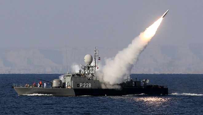 Tàu tên lửa tấn công nhanh lớp Kaman phóng tên lửa chống hạm. Ảnh: Militaryedge