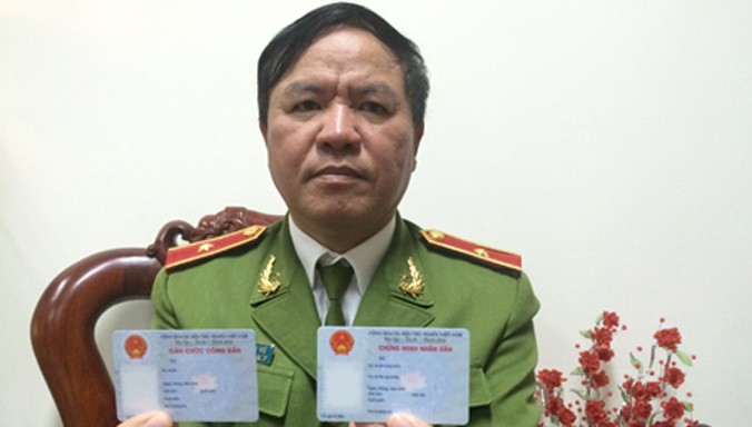 Thiếu tướng Trần Văn Vệ cho biết CMND 12 số và thẻ Căn cước công dân được cấp tới đây cơ bản giống nhau. Ảnh: Thế Kha.