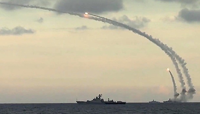 Nga phóng các tên lửa hành trình Kalibr nhằm tiêu diệt các mục tiêu IS tại Syria đầu tháng 12. Ảnh: Sputnik.