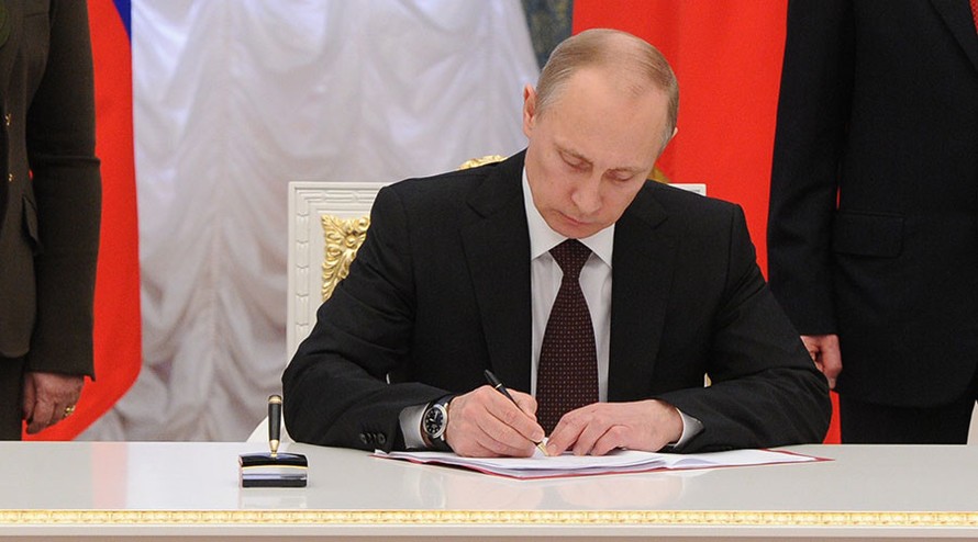 Tổng thống Nga Vladimir Putin đã ký sắc lệnh về chiến lược an ninh quốc gia 9 điểm cho năm 2016. Ảnh: RT.