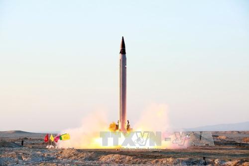 Tên lửa Imad của Iran được phóng từ một địa điểm bí mật. Ảnh: AFP/TTXVN.
