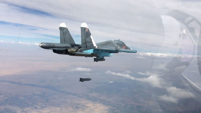 Máy bay ném bom Su-34 trong thời gian giáng đòn không kích tại các tỉnh Raqqa và Aleppo.