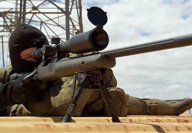 Một tay súng bắn tỉa của Lực lượng đặc nhiệm Anh tiêu diệt 3 chiến binh IS bằng cách bắn xuyên tường. Ảnh minh họa: Alamy.