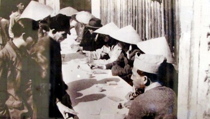Cử tri Hà Nội bỏ phiếu ngày 6/1/1946. Ảnh tư liệu.
