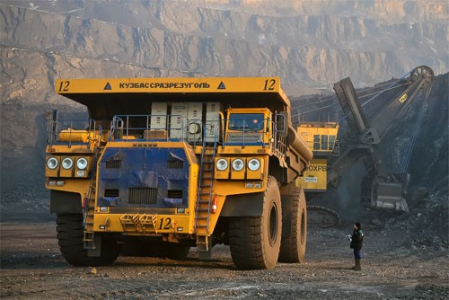 BelAZ 75600 có sức chở 320 tấn.