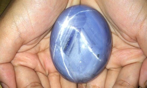 Viên sapphire sao xanh nặng hơn 1.400 carat. Ảnh: BBC.