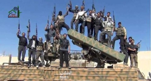 Quân nổi dậy Syria trên một tổ hợp 9K33 Osa tịch thu được từ tay Quân đội chính phủ Syria.