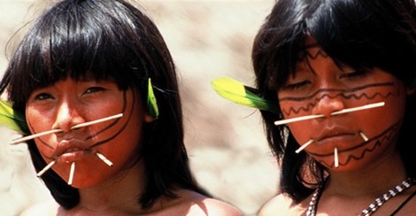 Các bé gái của bộ tộc có cách trang điểm khác thường.