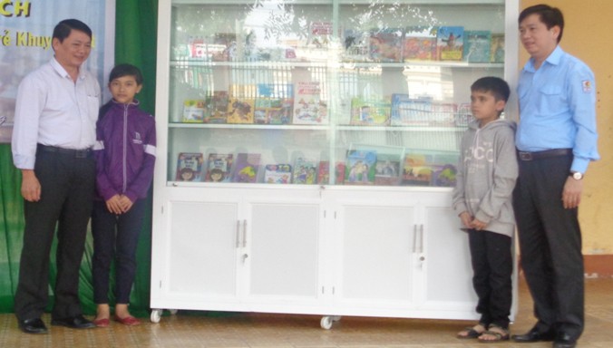 Trường Hy Vọng đón nhận tủ sách do hội Đồng đội Trung ương trao tặng.
