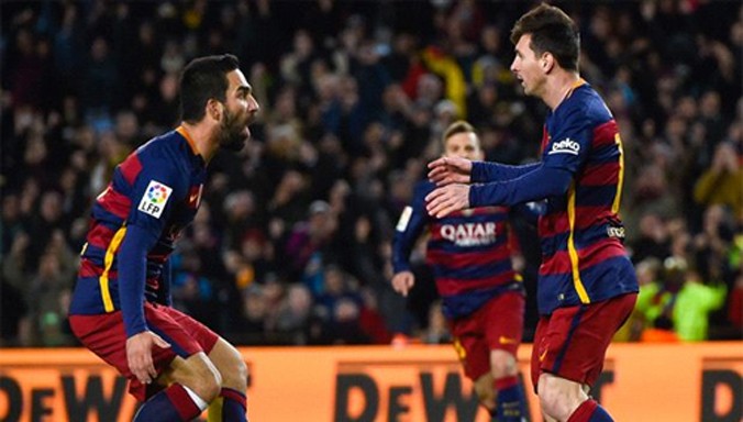 Tân binh Arda Turan chia vui với Messi sau bàn thắng trong hiệp một. Ảnh: Reuters.