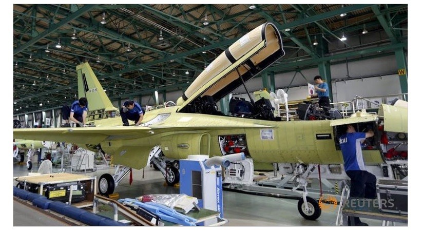 Các kỹ sư đang lắp ráp một chiến đấu cơ FA-50 sử dụng công nghệ trong nước của Hàn Quốc. Ảnh: www.channelnewsasia.com.