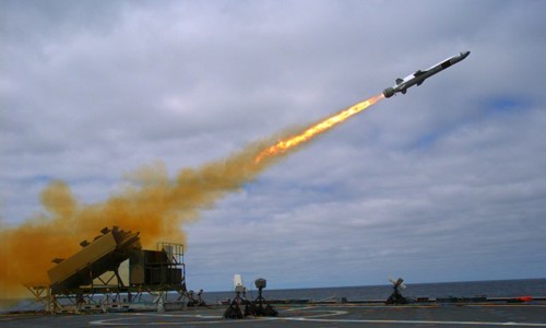 Tên lửa Kongsberg phóng từ tàu USS Coronado (LCS 4) trong buổi bắn thử tại ngoài khơi Nam California hôm 23/9/2014. Ảnh: US Navy.
