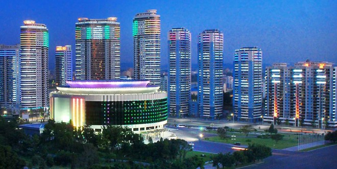 Phố Changjon là nơi tập trung những tòa nhà cao tầng hiện đại nhất ở Bình Nhưỡng. Đây là nơi ở của tầng lớp ưu tú với các căn hộ cao cấp được ví như Dubai của Triều Tiên.