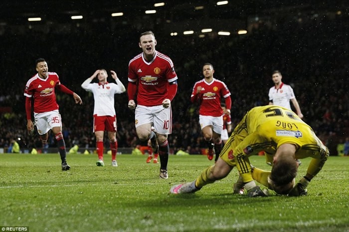 Wayne Rooney ghi bàn duy nhất trên chấm phạt đền. Ảnh: Reuters.