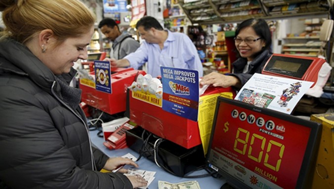 Một khách hàng mua vé số Powerball trong cửa hàng ở Bethesda, bang Maryland, ngày 8/1. Ảnh: Reuters.