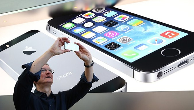 CEO Tim Cook đứng trước một năm khó khăn với dòng sản phẩm iPhone. Ảnh: Getty Images.