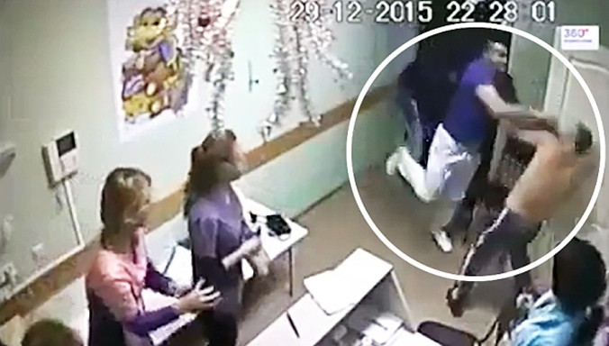 Hình ảnh cắt từ video cho thấy bác sĩ đã đánh bệnh nhân (Ảnh: Telegraph)