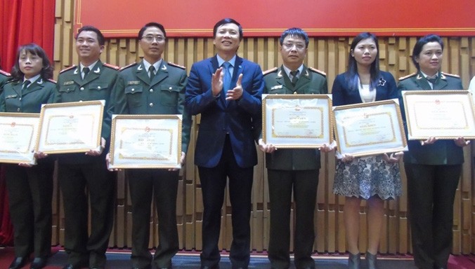 Ông Hồ Quang Lợi, Phó Chủ tịch thường trực Hội Nhà báo Việt Nam trao giải cho các tác giả, nhóm tác giả đạt giải nhì.