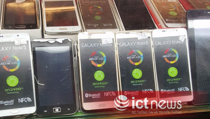 Samsung Galaxy Note 5 nhái. Ảnh: H.P.