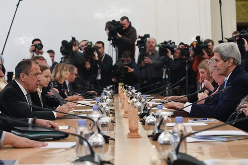 Ngoại trưởng Nga Sergei Lavrov và người đồng cấp Mỹ John Kerry trong một cuộc hội đàm tại Moskva hồi tháng 12/2015.
