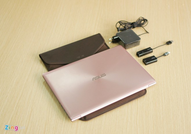 Asus Zenbook UX303UA được bán kèm với túi đựng khá đẹp mắt, cục sạc tiêu chuẩn và 2 đầu chuyển dùng để cắm mạng LAN và kết nối VGA. Giá bán của máy là 19,99 triệu đồng.
