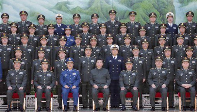 Chủ tịch Trung Quốc Tập Cận Bình (hàng đầu tiên, chính giữa) và các lãnh đạo mới của các cơ quan quân đội vừa được tái cơ cấu ngày 11/1. Ảnh: Xinhua.