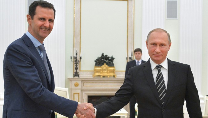Tổng thống Nga Vladimir Putin bắt tay người đồng cấp Syria Bashar Assad nhân chuyến thăm Nga của ông Assad hồi tháng 10/2015. Ảnh: AP.