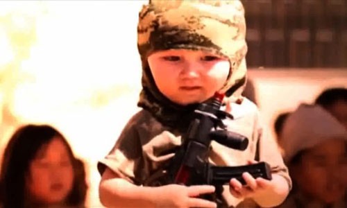 Một bé trai cầm súng trong video tuyên truyền của IS. Ảnh: CNN.
