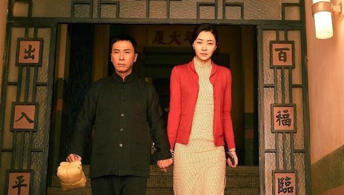 Diệp Vấn và vợ - Trương Vĩnh Thành tình cảm trong phim. Ảnh: Baidu.