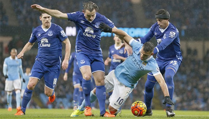 Man City (áo xanh nhạt) tiếp tục gặp khó trước lối chơi kỷ luật của Everton. Ảnh: Shutterstock. 