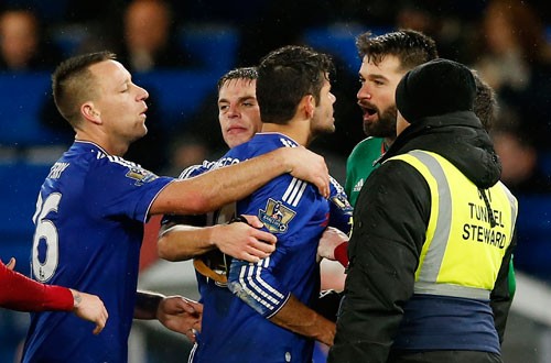 Costa để lại dấu ấn bằng những tình huống tranh cãi thay cho bàn thắng. Ảnh: Reuters.