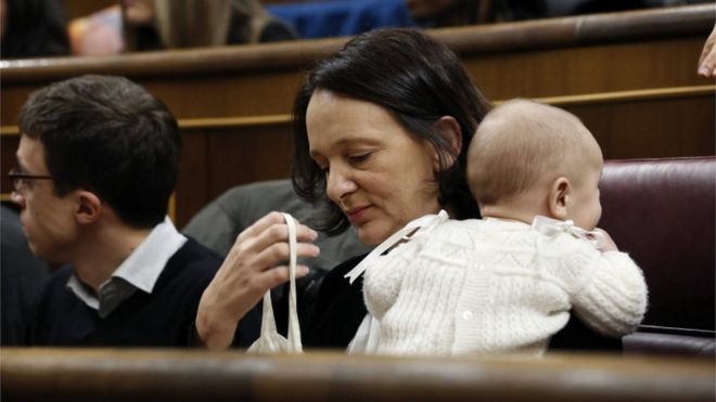 Nữ nghị sỹ Tây Ban Nha Carolina Bescansa và con trai 5 tháng tuổi tại quốc hội. Ảnh: EPA.