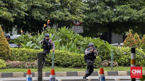 Cảnh sát truy đuổi các nghi phạm tại hiện trường ở Jakarta. Ảnh: CNN.
