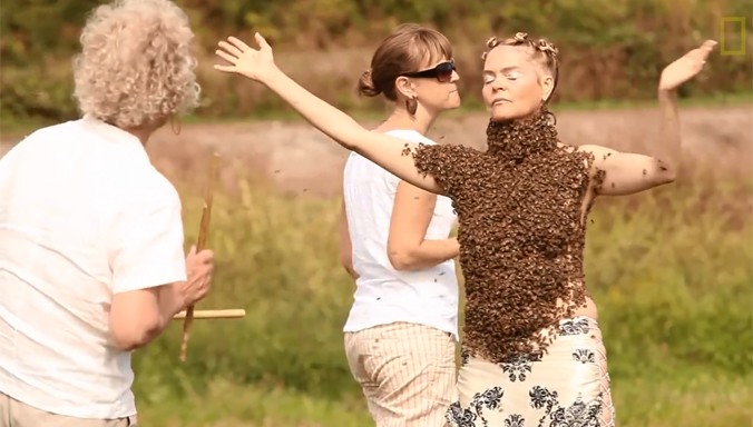 Nữ nghệ sĩ khiêu vũ với 15.000 con ong phủ kín người