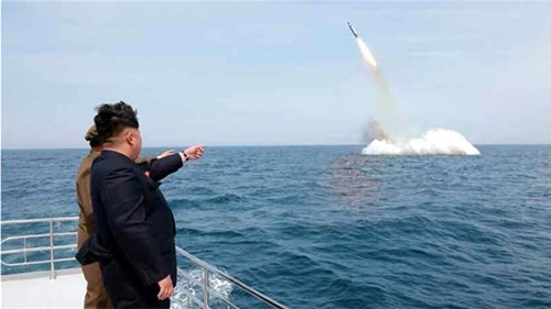 Nhà lãnh đạo Kim Jong Un theo dõi vụ phóng thử nghiệm tên lửa KN-11.