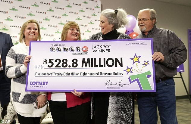 Cặp vợ chồng (thứ 2 và thứ 4 từ trái qua) nhận giải thưởng độc đắc 528,8 triệu USD của Powerball. Ảnh: AP.