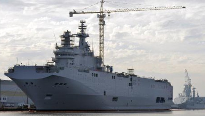 Tàu sân bay trực thăng Mistral neo đậu tại cảng Saint-Nazaire, miền tây nước Pháp ngày 21/11/2014. Ảnh: AFP/TTXVN.